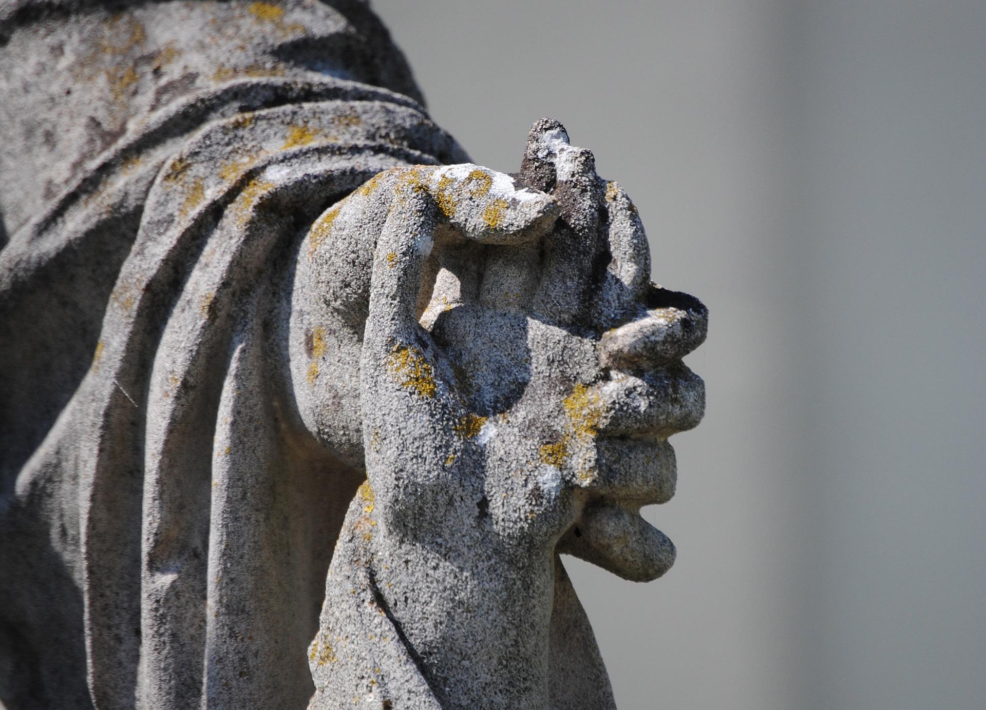 hand-in-hand-Statue (c) Bild von Martina Neugebauer-Renner auf pixabay.de