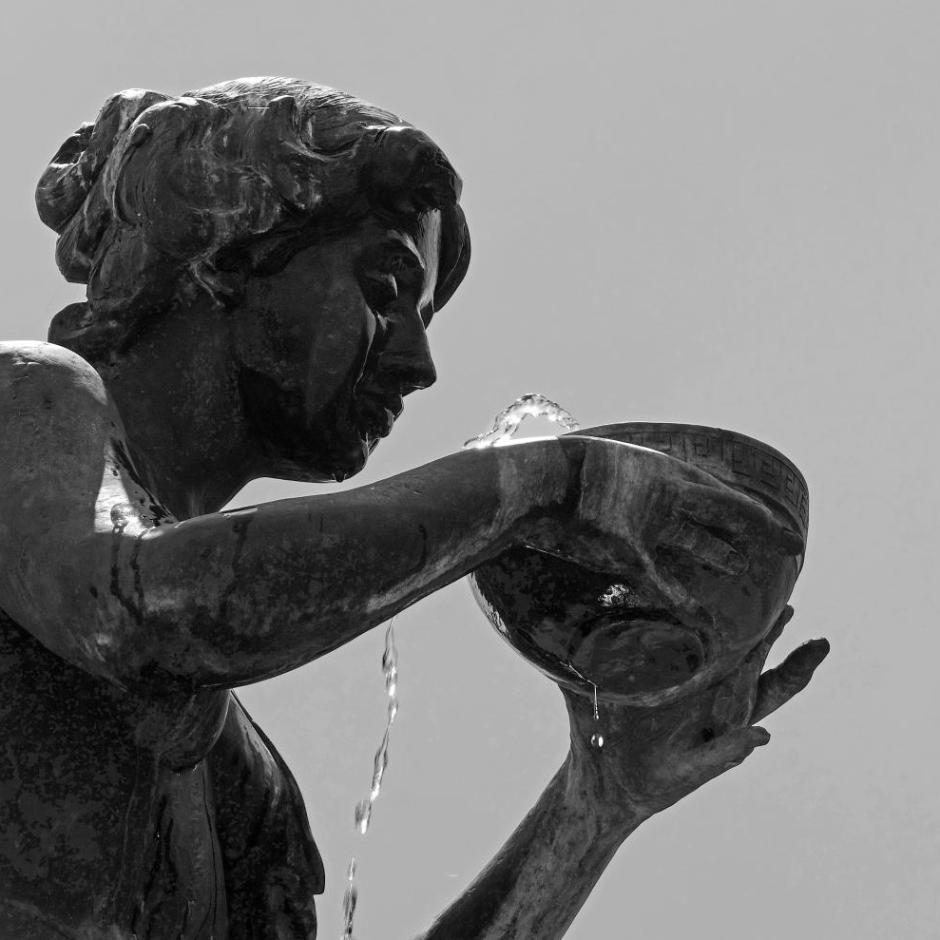 1955_trinkende_frau_by_peter_weidemann_pfarrbriefservice