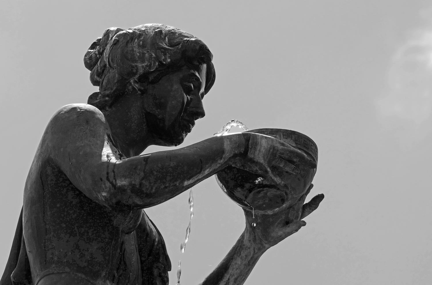 1955_trinkende_frau_by_peter_weidemann_pfarrbriefservice (c) Markus Glaser (Skulptur) / Peter Weidemann (Foto) - pfarrbriefservice.de