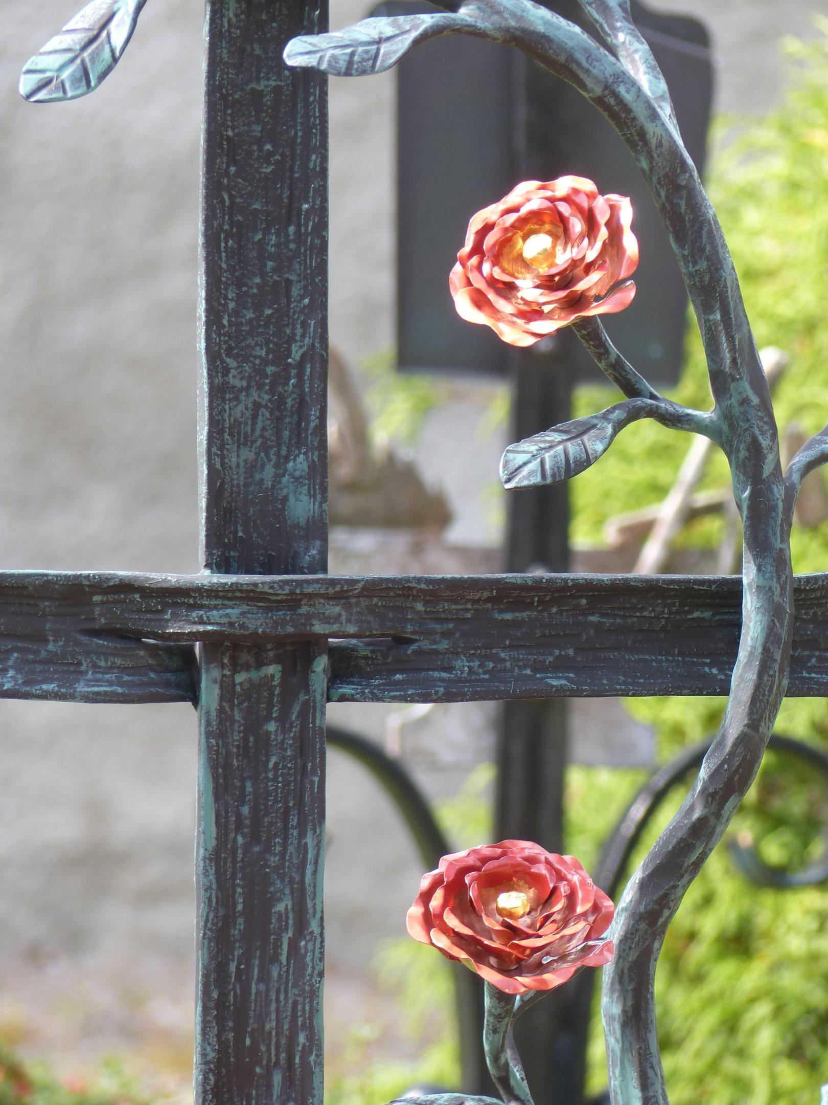 Kreuz mit Rosen - Wunibald Wörle (pfarrbriefservice) (c) Wunibald Wörle (www.pfarrbriefservice.de)